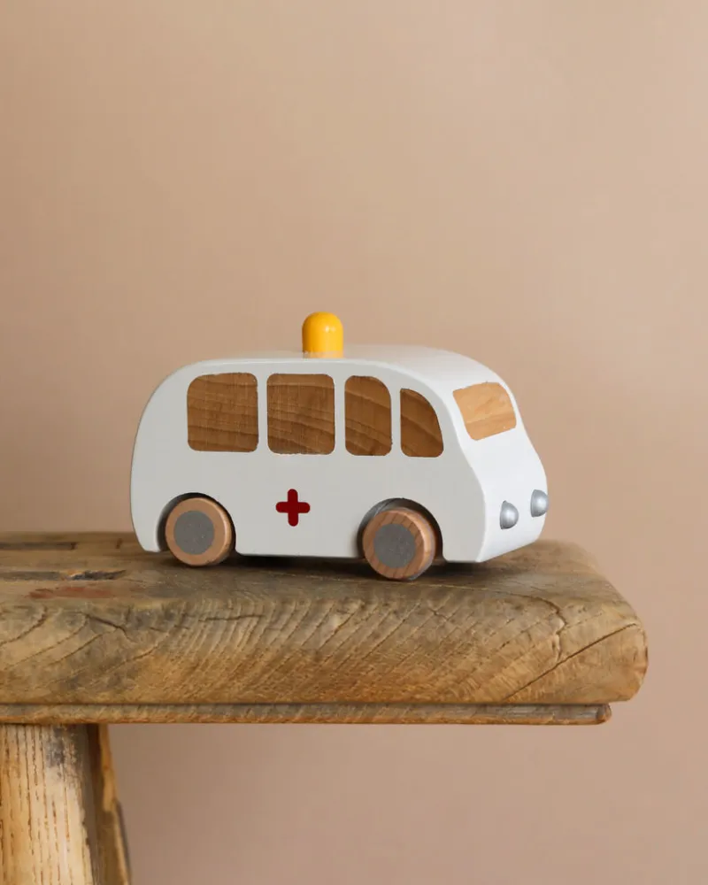 Pull-Back Wooden Ambulance>Maileg Fashion