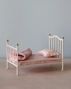 Vintage Bed, Mouse><noscript><img width=