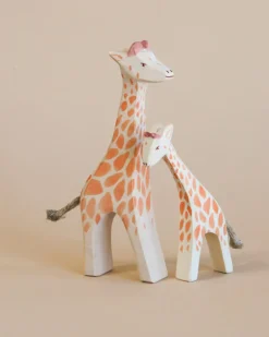 Small Giraffe - Head Low><noscript><img width=